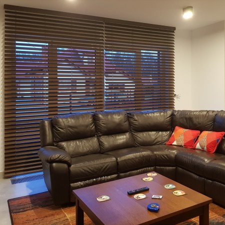 Żaluzja drewniana 70 mm do salonu.