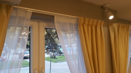 Zasłona z Blackout, zaciemniająca na fleksach.