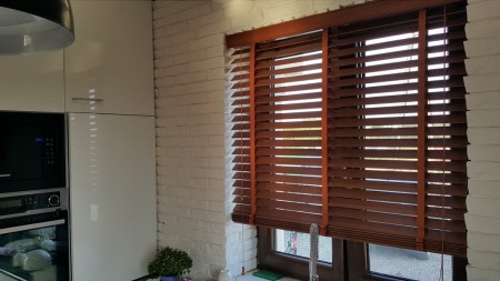 Żaluzja drewniana 50mm ze sterowaniem sznurkowym.