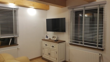 Wewnętrzne żaluzje zaciemniające 50 mm do salonu.