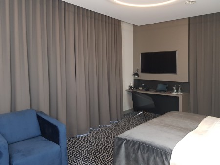 MAG 334 Zasłona hotelowa blackout na fali w rozm. 300x250 cm