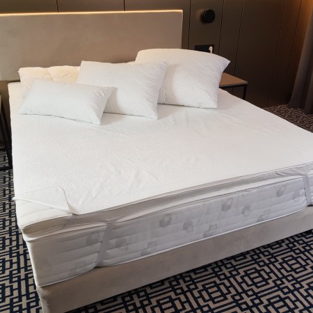 Ochraniacz na materac hotelowy - oddychający z gumkami.