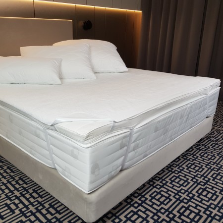 Ochraniacz na materac hotelowy - oddychający z gumkami.