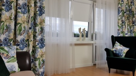 Biała Roleta zaciemniająca do salonu.jpg