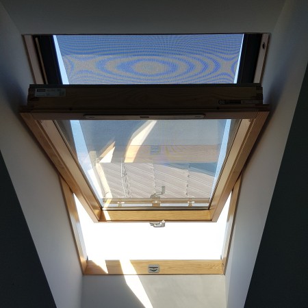 Markiza Velux zaciemniająca 900x900.jpg