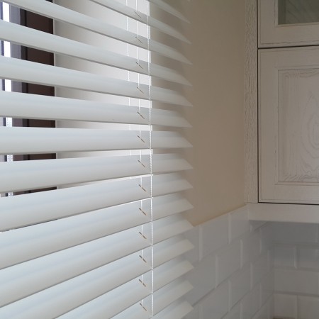 Żaluzja drewniana 50mm ze sterowaniem sznurkowym, detal.