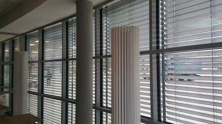 Żaluzja fasadowa C80 w prowadnicach.jpg