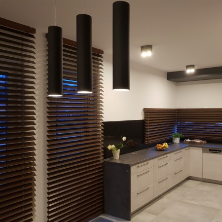 Aranżacja z żaluzjami drewnianymi 70 mm.