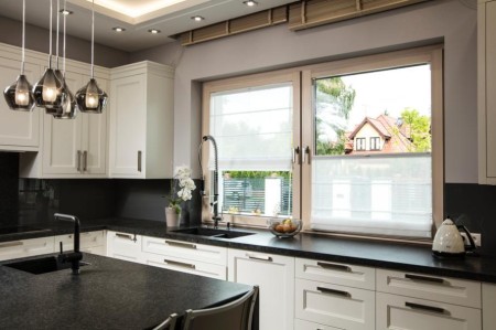 Nowoczesna zasłona do kuchni, rzymska z RVS.