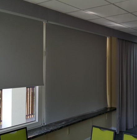 RM 55 Roleta wielkogabarytowa do sali konferencyjnej.  ..jpg