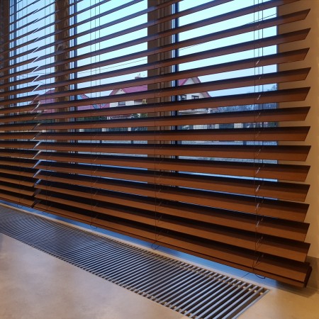 Żaluzja drewniana 70 mm w kolorze mahoń rozm. 170x250 cm