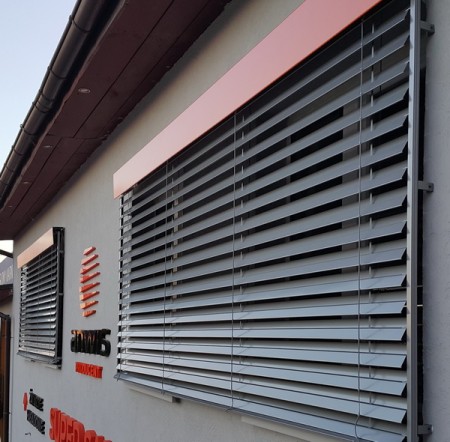 4.Żaluzje fasadowe Z90 w prowadnicach na  Elero.jpg