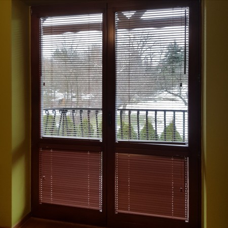 Żaluzje drewniane na okno balkonowe.