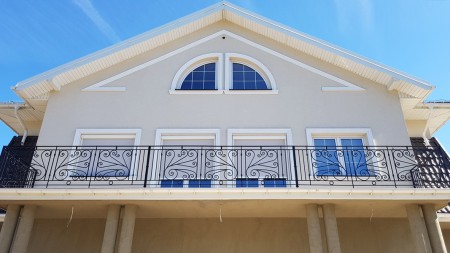 Zewnętrzne rolety screen w kolorze kremowym na wymiar.