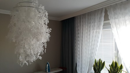 Zaciemniająca żaluzja wewnętrzna do salonu.