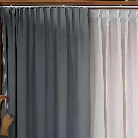 Zasłony na karniszu sznurkowym.