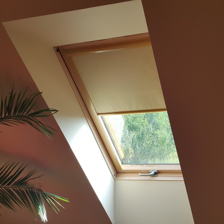 Roleta wewnętrzna do okna dachowego.