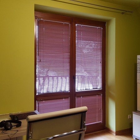 Pokój, okno żaluzje drewniane 25 mm.