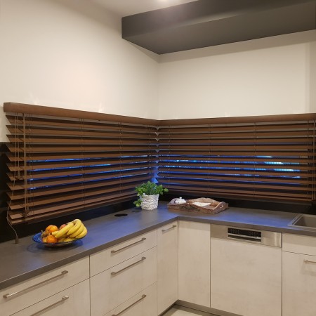 Żaluzja drewniana 70 mm do kuchni.