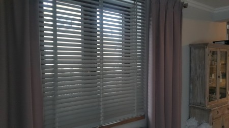 Żaluzje drewniane 50mm firmy Anwis.