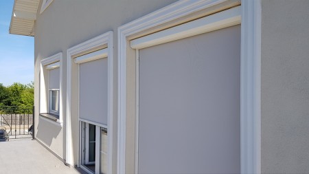 Zewnętrzne rolety z napędem elektrycznym.