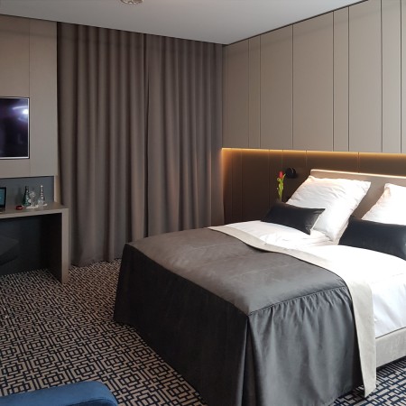 MAG 335 Zasłona hotelowa zaciemniająca na fali w rozm. 140x250 cm