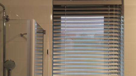Żaluzje perforowane do łazienki