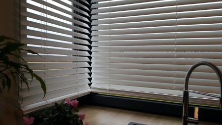 Żaluzje wewnętrzne do kuchni na wymiar.