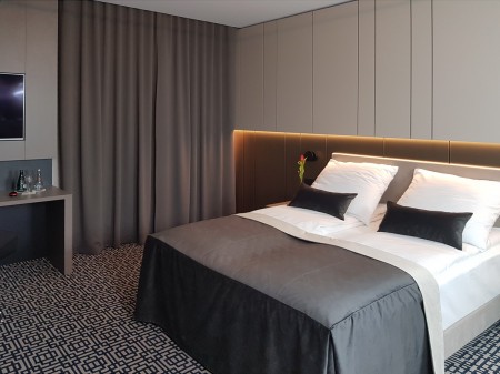 MAG 335 Zasłona hotelowa zaciemniająca na fali w rozm. 140x250 cm