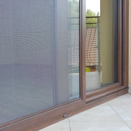 Moskitiera przesuwna w prowadnicach