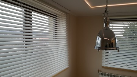 Żaluzje wewnętrzne 25mm do pokoju.