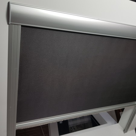 Roleta dachowa zaciemniająca w kolorze antracyt