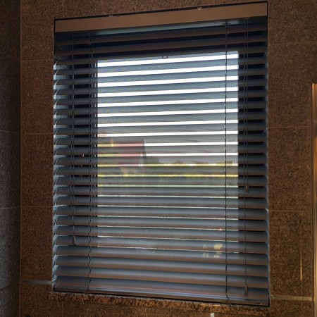 Żaluzja aluminiowa perforowana.