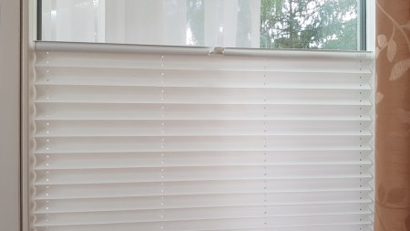 Żaluzja plisowana VS2 w kolorze białym.