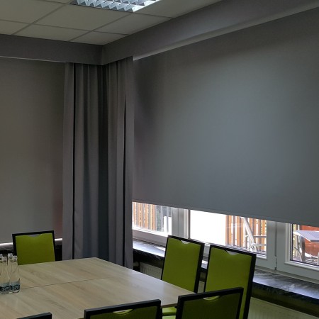 Rm 45 Roleta wolnowisząca do sypialni..jpg