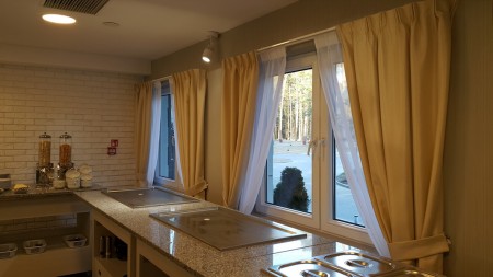 Zaciemniająca zasłona na haczykach flex.