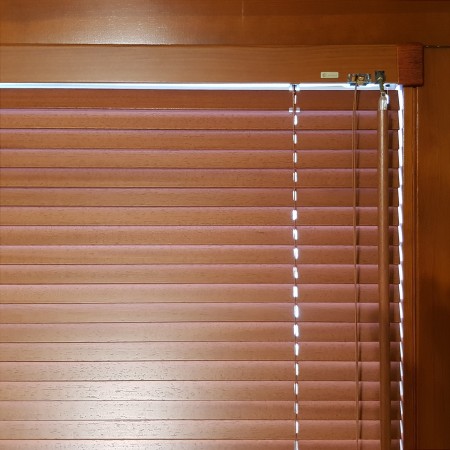 Żaluzja drewniana z systemem sznurkowym.