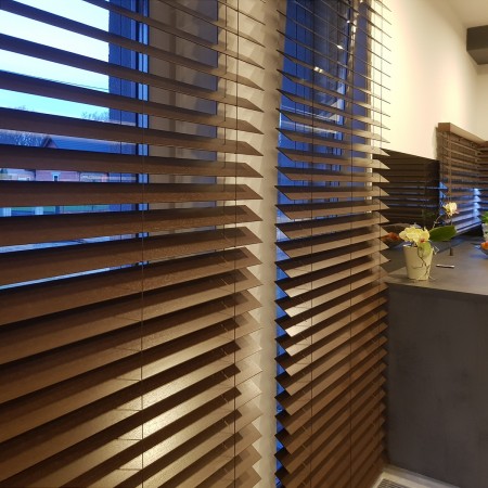 Żaluzja drewniana 70 mm w kolorze mahoń.