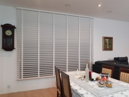 Żaluzja biała drewniana do kuchni.