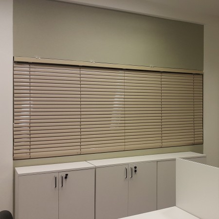 Żaluzja aluminiowa 50 mm ze sterowaniem taśmowym.