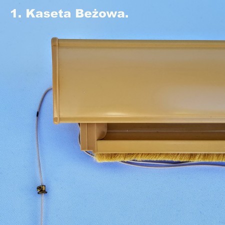 Kaseta beżowa, rolety dachowe zaciemniające.
