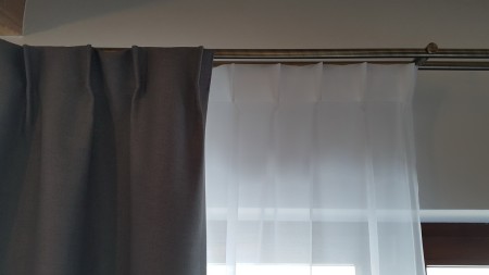 Firanka z woalu na fleksach, detal.