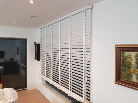 Aranżacja z żaluzją drewnianą 70mm.