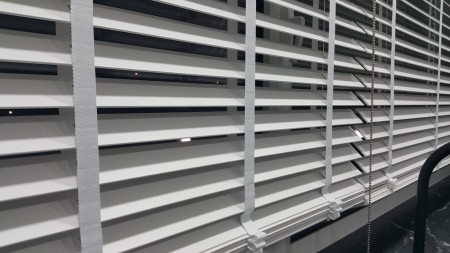 Żaluzje drewniane 50mm ze sterowaniem taśmowym.