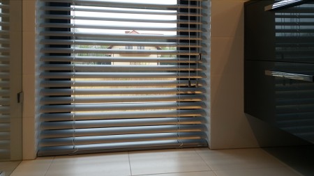 Żaluzje aluminiowe 50 mm do łazienki na wymiar.