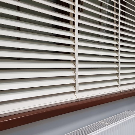 Żaluzja drewniana z drabinką taśmową.