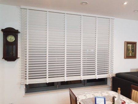 Żaluzja drewniana na wymiar do pokoju.