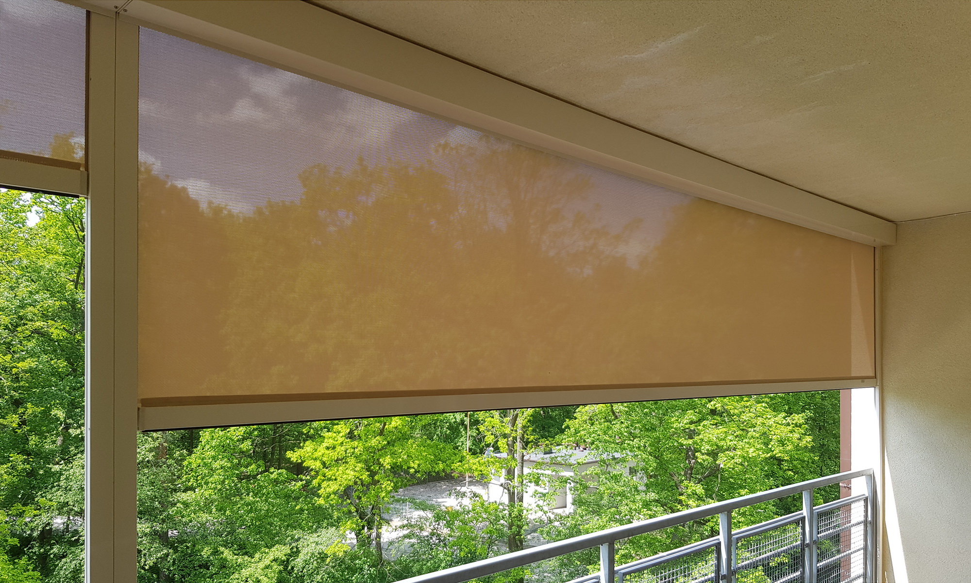 Roleta balkonowa Screen w kolorze kremowym.